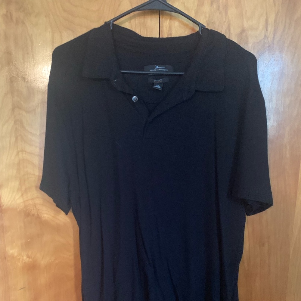 Men’s short sleeve polo shirt.